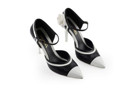 Chanel Pumps Size 41 Black White For Sale